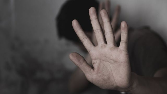 الامارات | لم يأخذ زوجته معه لسنغافورة فطعنته ثلاث مرات