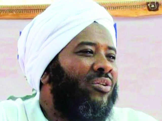 شاهد بالفيديو.. الشيخ الراحل محمد سيد حاج تنبأ بأحداث السودان قبل عشرات السنين: (لا تستعجلوا السودان سيتحول إلى غزة وخلونا نشوف الرجالة والشجاعة والجهاد..إما أن تموت واقفاً أو تعيش عيشة الأذلاء)