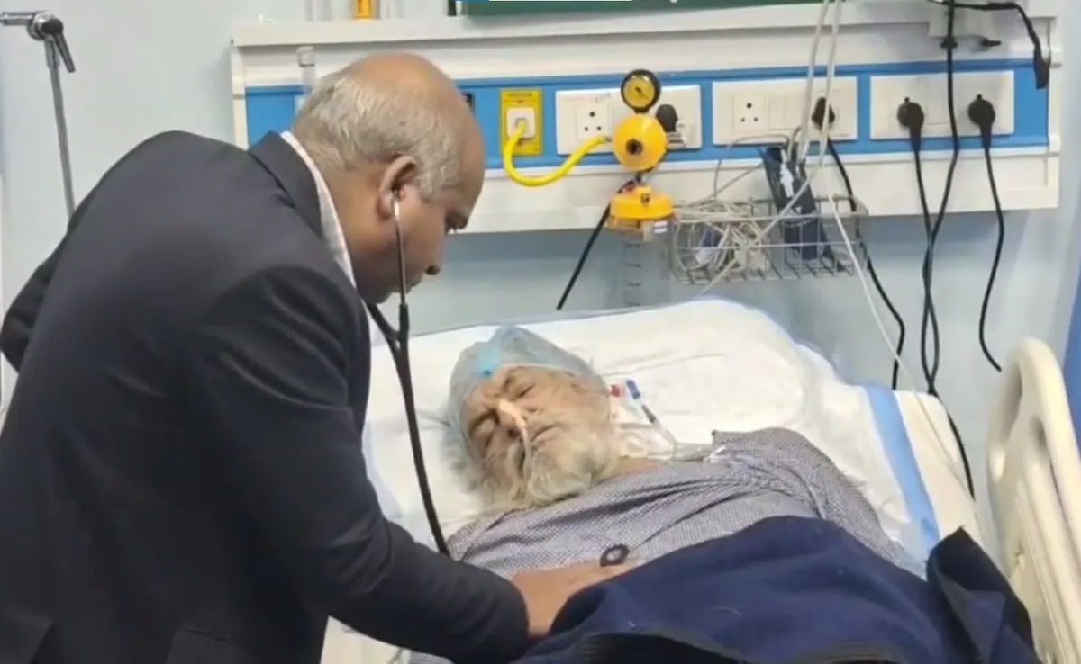 الامارات | حفرة على الطريق تنقذ "حياة" عجوز هندي متوفى