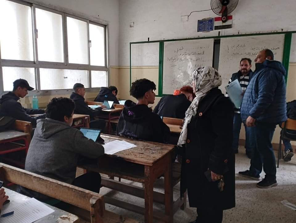 طلاب الثانوى العام يؤدون امتحان الترم الأول على التابلت دون مشكلات تقنية..صور