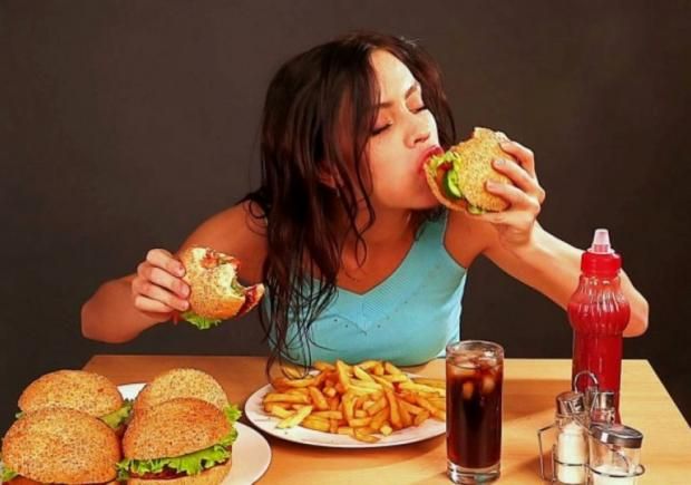 مفاجأة بشأن تناول الطعام «البايت».. هل ينقص الوزن؟