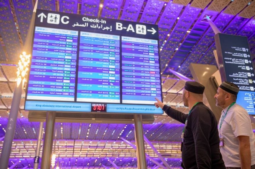 بعد أداء مناسك العمرة.. ضيوف برنامج خادم الحرمين الشريفين يغادرون المملكة