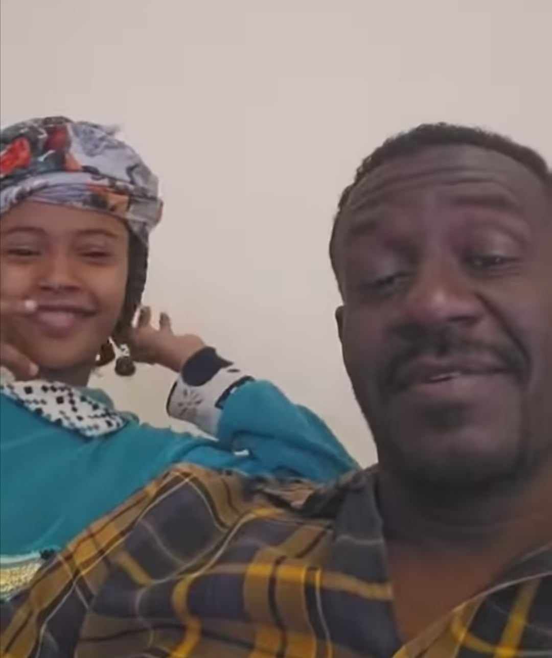 شاهد بالفيديو.. ضابط الدعم السريع الشهير “ود ملاح” ينقذ سيدة بولاية الجزيرة من الموت بعد أن قام بنقلها لمستشفى الولادة لإجراء عملية قيصرية وصفحات “الدعامة” تحتفي به
