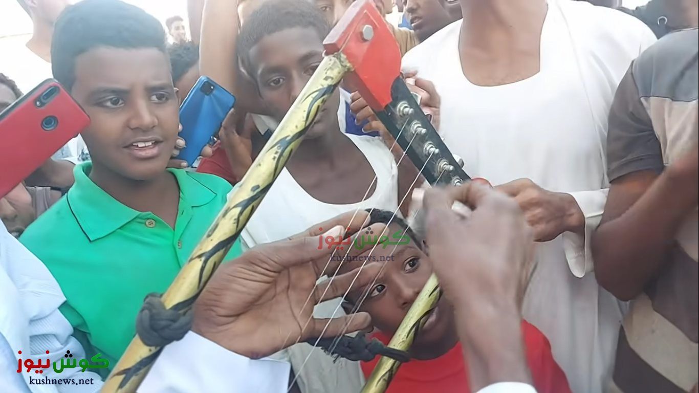 شاهد بالفيديو.. شاب يقتحم حفل “طمبور” بالشمالية ويرقص بشكل هستيري وهو يزحف على يديه بطريقة مضحكة وساخرون: (شوايقة لكن البلد ما رايقة)