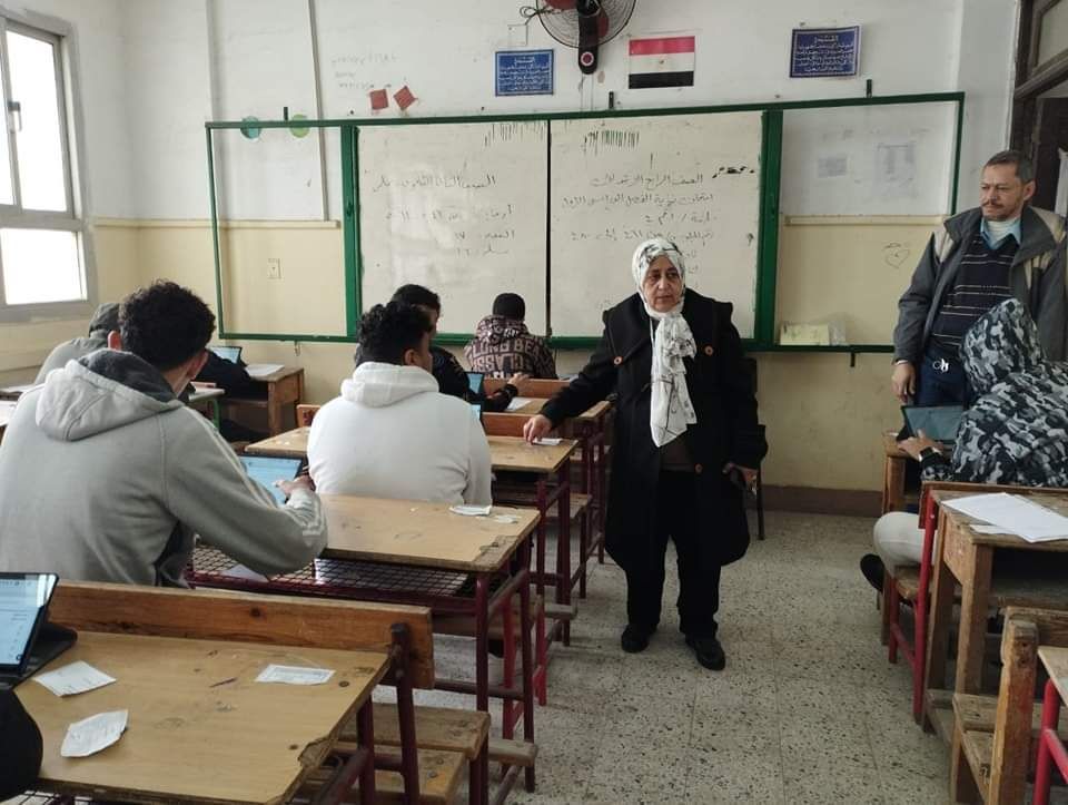 طلاب الثانوى العام يؤدون امتحان الترم الأول على التابلت دون مشكلات تقنية..صور