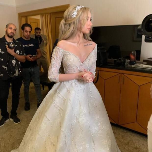 «مين سرق ديل الفستان؟».. مواقف محرجة للفنانات في حفل زفافهن