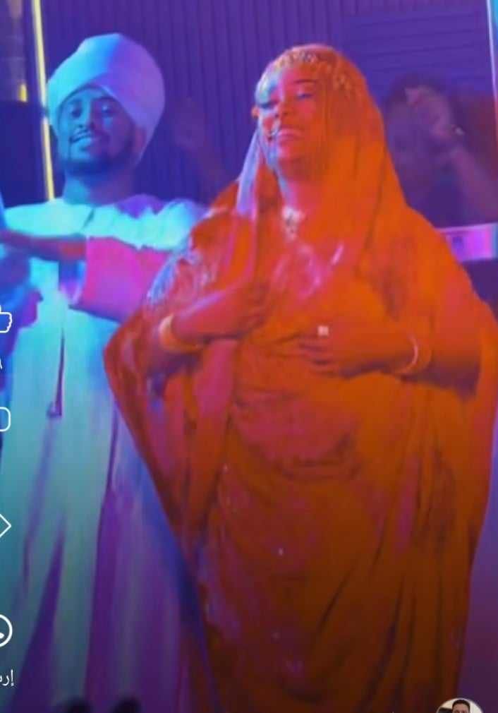 شاهد بالصورة والفيديو.. شاب إرتري يظهر بالجلابية السودانية وعروسته بالثوب ويقدمان فاصل من الرقص على طريقة العرسان السودانيين على أنغام “الربابة”