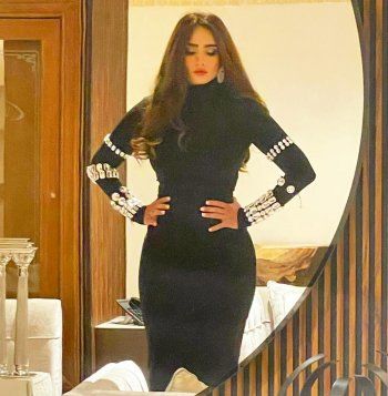 زينة تجذب الأنظار بإطلالتها بفستان أسود ضيق... إليكم كم بلغ سعره