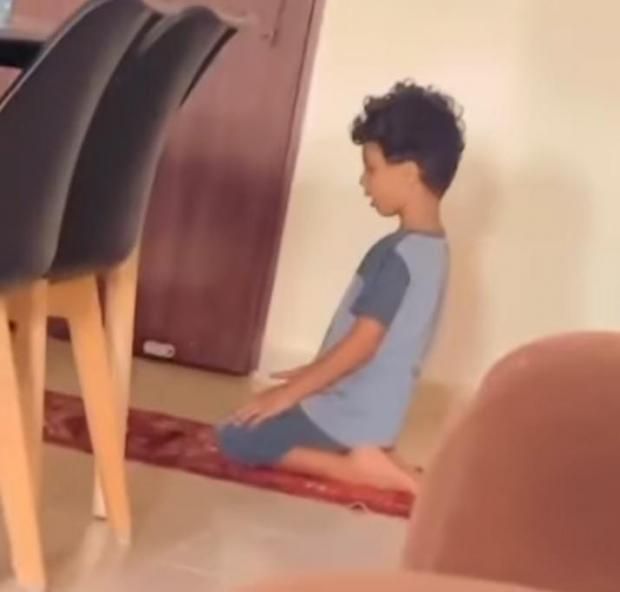 أم فلسطينية تودع طفلها الشهيد: «خالد كان مشروع حياتي»