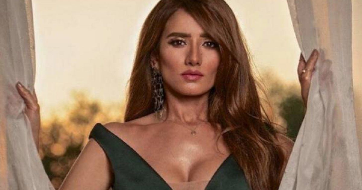 زينة تجذب الأنظار بإطلالتها بفستان أسود ضيق... إليكم كم بلغ سعره