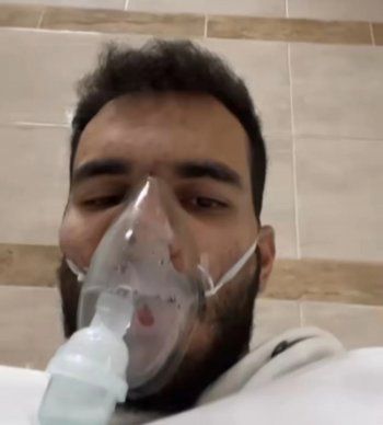 بالصورة- بيومي فؤاد يتعرض لأزمة صحية وينقل إلى المستشفى