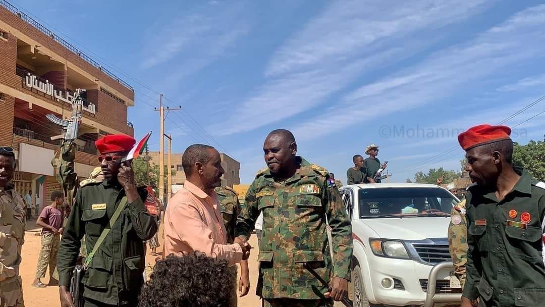 شاهد بالصور.. الفرح تعم ربوع أم در والمواطنون يخرجون ويحتفلون ويعانقون “أشاوس” الجيش بعد سيطرة القوات المسلحة على مناطق كبيرة في أم درمان