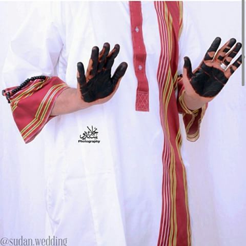 شاهد بالفيديو.. عريس سوداني يقدم رقصات كوميدية على طريقة “الزنق” يشعل بها حفل زفافه ويلهب حماس المعازيم