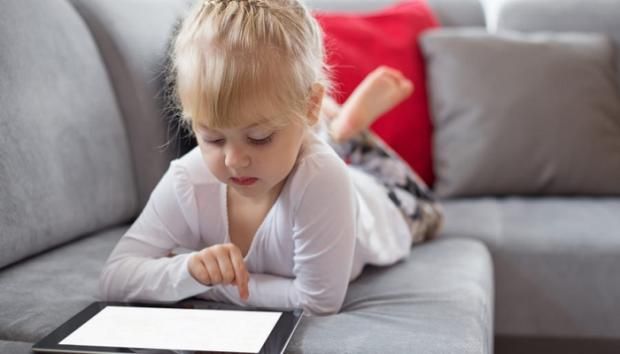 أفضل طريقة للرد على الأسئلة المحرجة من الأطفال.. لا تتجاهلهم