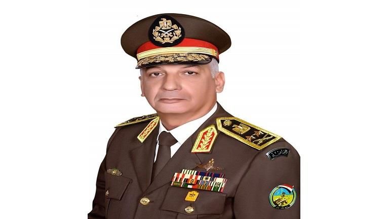 وزير الدفاع يلتقي عددًا من قادة وضباط القوات المسلحة