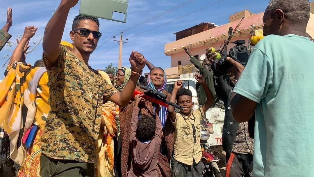 شاهد بالصور.. الفرح تعم ربوع أم در والمواطنون يخرجون ويحتفلون ويعانقون “أشاوس” الجيش بعد سيطرة القوات المسلحة على مناطق كبيرة في أم درمان