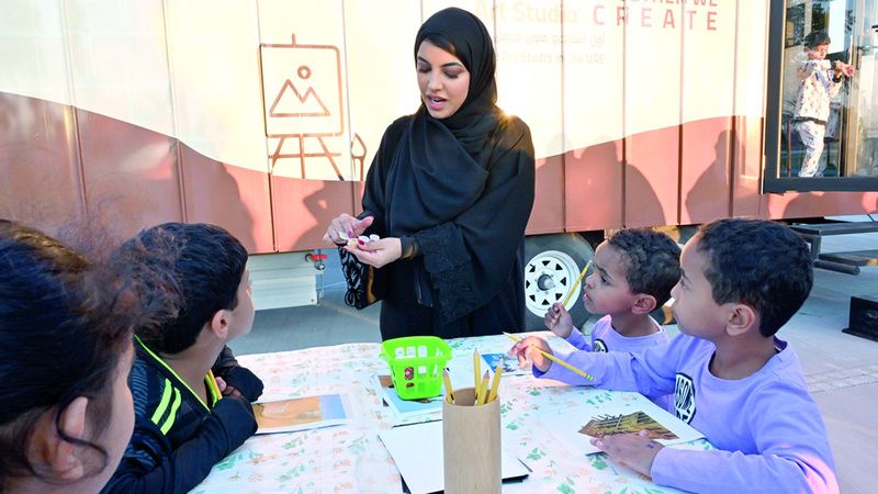 الامارات | غالية المنصوري تطلق أول استوديو متنقل للفنون في الإمارات