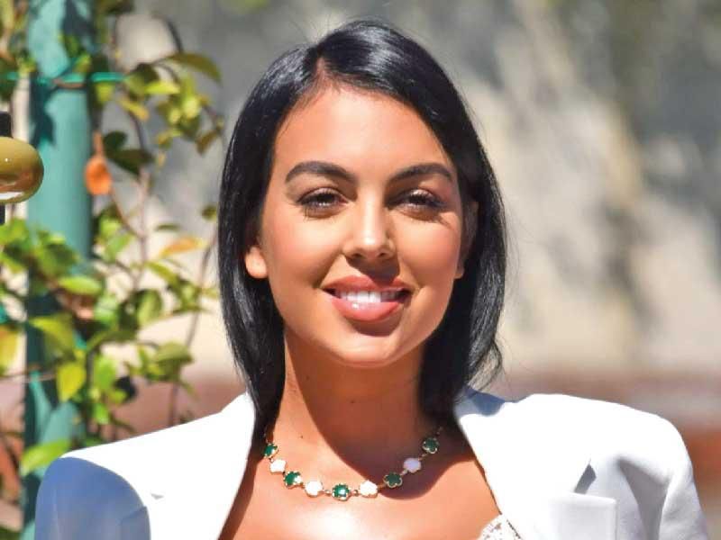 جورجينا رودريغيز تظهر بإطلالة طبيعية خلابة في أحدث صورة