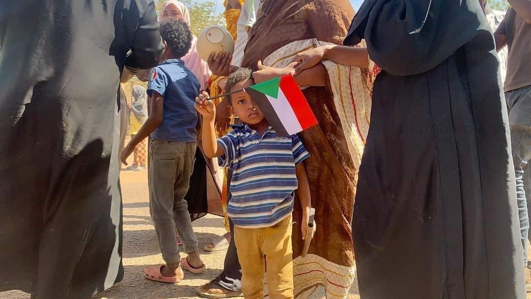شاهد بالصور.. الفرح تعم ربوع أم در والمواطنون يخرجون ويحتفلون ويعانقون “أشاوس” الجيش بعد سيطرة القوات المسلحة على مناطق كبيرة في أم درمان