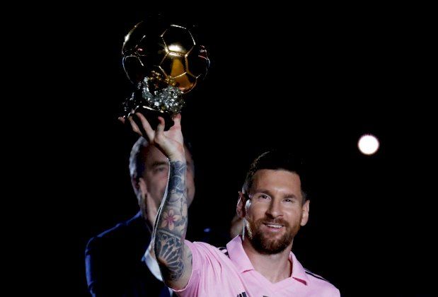 ميسي يفوز بجائزة أفضل لاعب في العالم من الفيفا وغوارديولا يحصل على أفضل مدرب