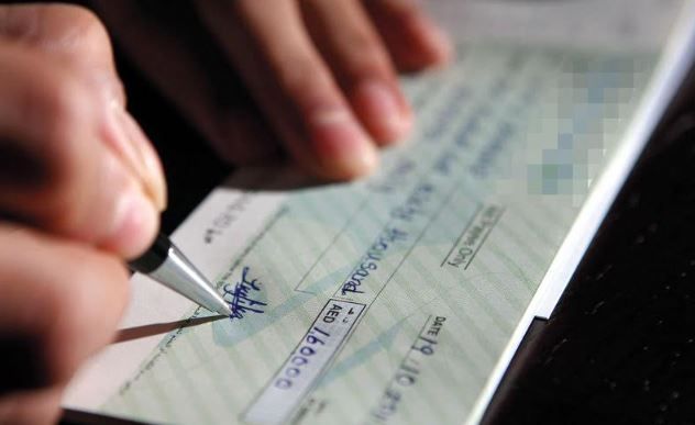 الامارات | هل يحق للمالك إلزام المستأجر تحرير شيك ضمان مقابل الأجرة؟