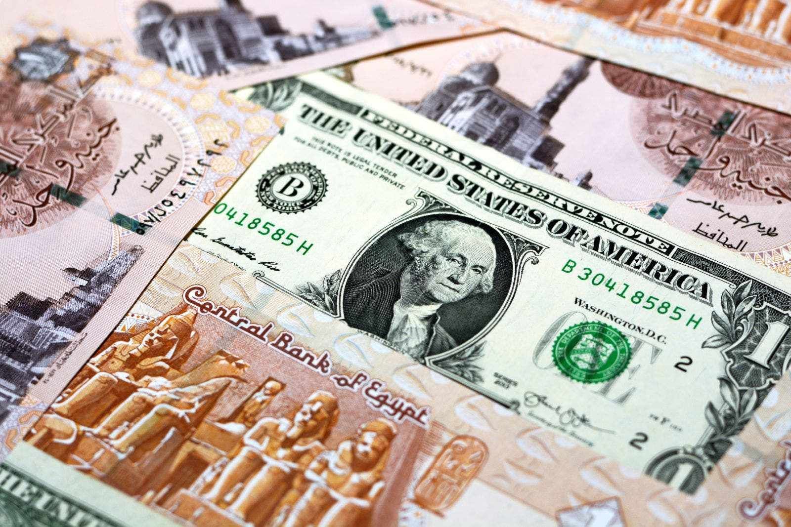 سعر الدولار في السوق السوداء يستمر في الارتفاع اليوم ويكسر كل الأرقام القياسية