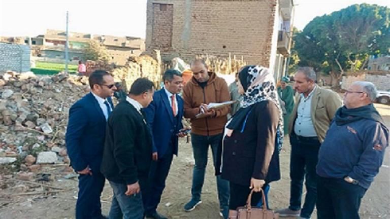 النيابة الإدارية تعاين العقار المنهار في أسيوط