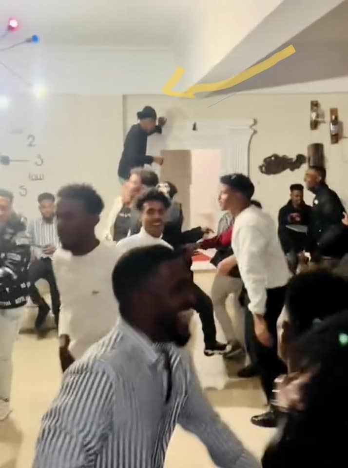 شاهد بالصورة والفيديو.. تزامنا مع حملات الإقامة المنتشرة في مصر.. شباب سودانيون بالقاهرة يطلقون رقصة “الكشة” بشكل جديد وسط تفاعل الجمهور