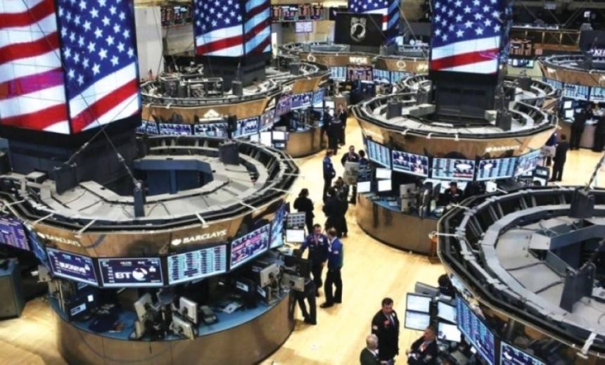 تراجع أسعار الذهب وارتفاع الدولار وسط استقرار النفط