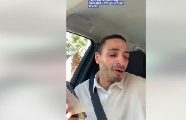 سر بكاء طالب بعد تخرجه في كلية الطب.. ماذا فعلت والدته؟