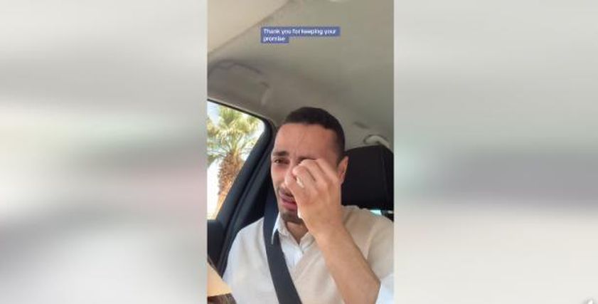 سر بكاء طالب بعد تخرجه في كلية الطب.. ماذا فعلت والدته؟