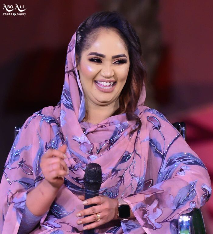 شاهد بالفيديو.. الفنانة عشة الجبل تفاجئ الجميع وتغني للمطرب المصري تامر عاشور: (روح يلا العب غيرها ومتجيش) وساخرون: (انتي نجحتي في السوداني عشان تغني مصري؟)