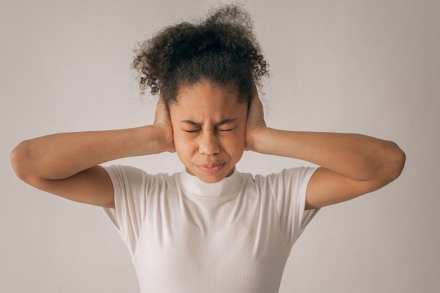 أسباب انتفاخ الأذن واحمرارها وكيف يمكن علاجها