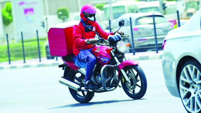 الامارات | الدخول والتغيير المفاجئان للمسار أبرز مسببات حوادث «دراجات التوصيل»