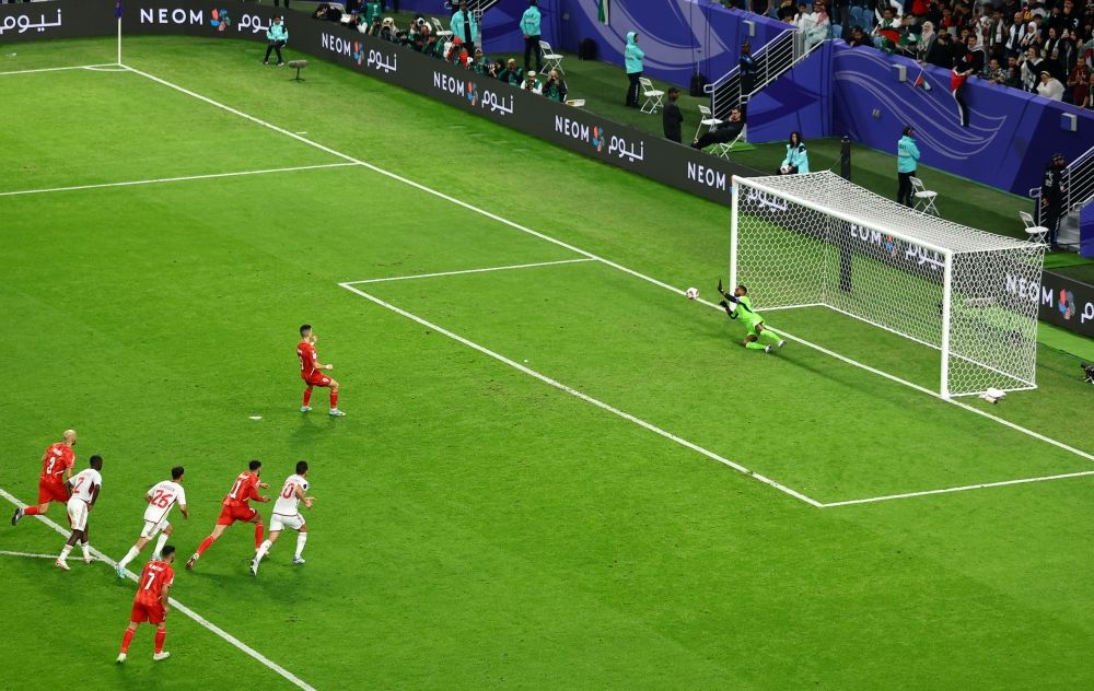 الامارات | المنتخب يتعادل مع فلسطين بـ 10 لاعبين.. وتألق خالد عيسى