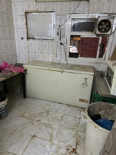 "بلدية الجموم" تضبط سكن عمالة يُستخدم لتخزين اللحوم بطريقة مخالفة