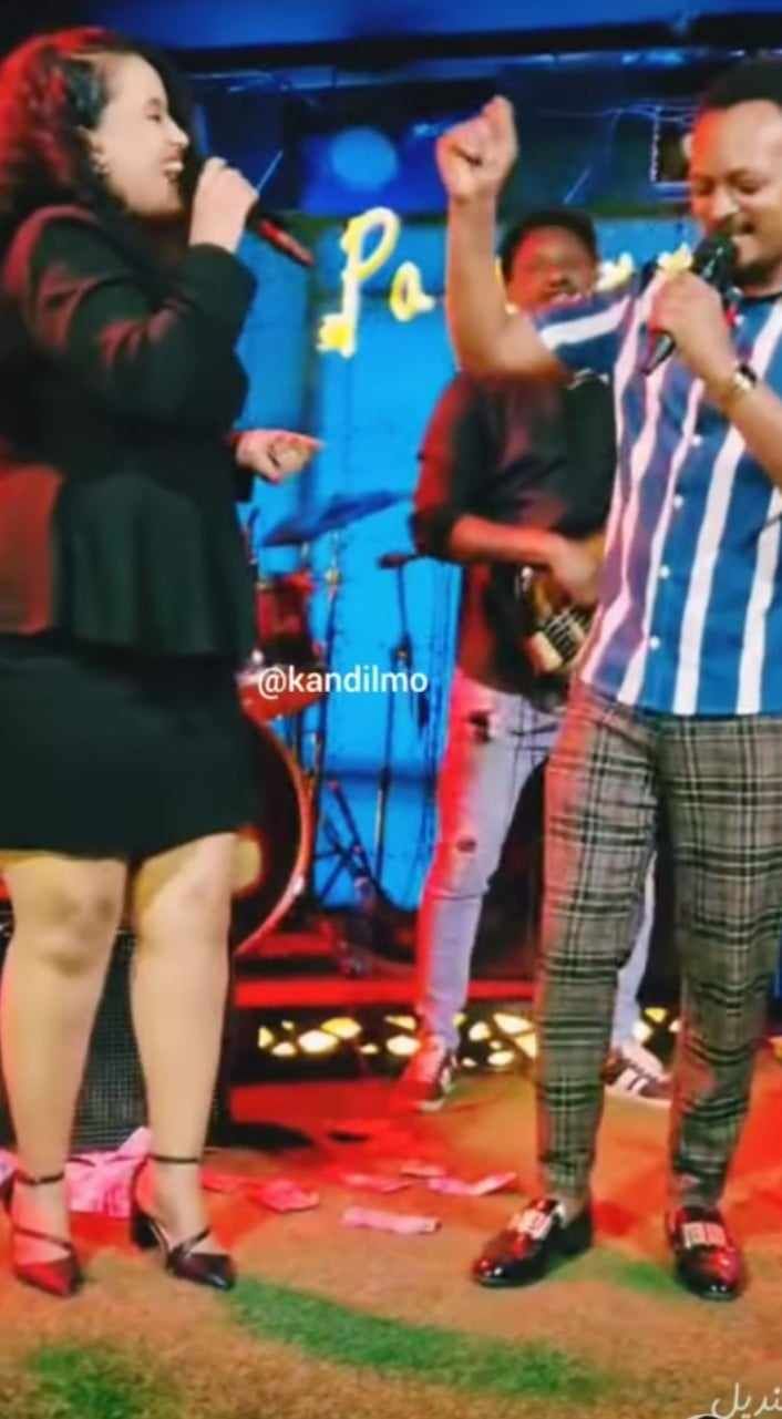 شاهد بالصورة والفيديو.. برقصات مثيرة وأزياء قصيرة مطربة أثيوبية حسناء تغني مع زميلها الأغنية السودانية الشهيرة (يا زاهية) في حفل ساهر بأديس أبابا