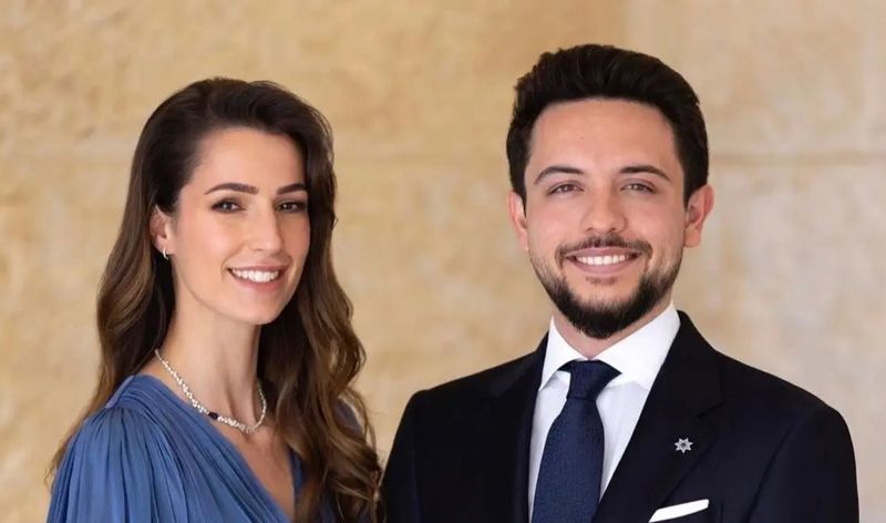 ناقد موضة يعلق على ملابس رجوة زوجة ولي العهد الأردني في سنغافورة – شاهد الصور