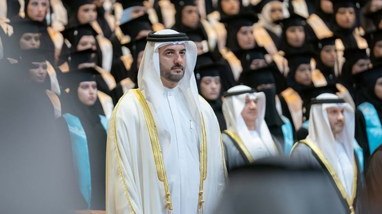 الامارات | سلطان بن أحمد القاسمي يشهد حفل تخريج طالبات كليات الشريعة والآداب والاتصال والقانون والفنون الجميلة بجامعة الشارقة