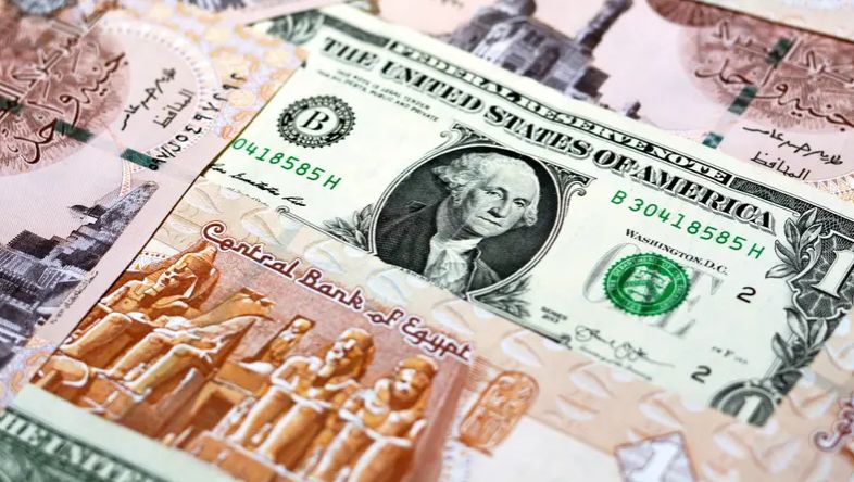 دولار السوق السوداء في مصر يقفز إلى 60 جنيهاً