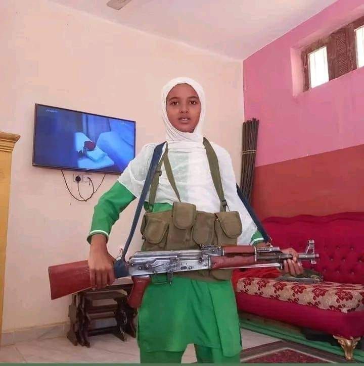 شاهد بالصورة.. الطفلة السودانية “بوليغ” تحمل السلاح وجمهور مواقع التواصل يسخر منها: (شكلك نسيتي أول فيديو ليك لمن طلعتي وقلتي ليه يا البشير العيشة بجنيه وتسقط بس)