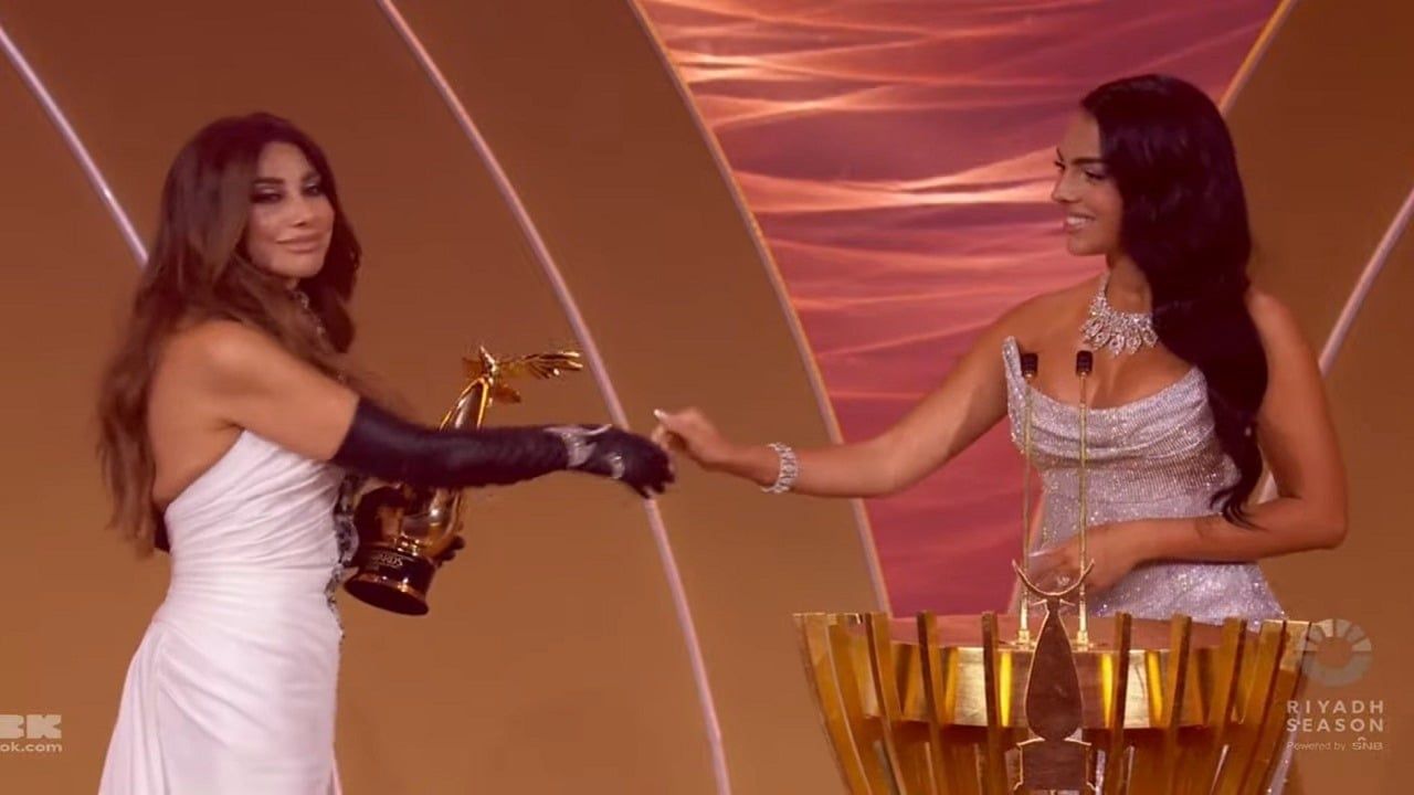 شاهد جورجينا تسلم نجوى كرم جائزة صنّاع الترفيه الفخرية في حفل Joy Awards
