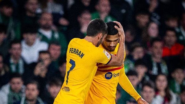 هاتريك توريس يقود برشلونة للانتصار على بيتيس في الدوري الإسباني