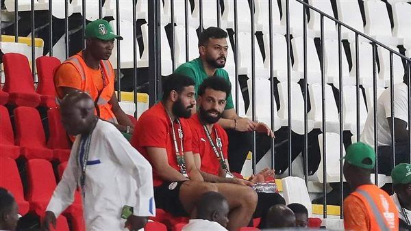 محمد صلاح يساند منتخب مصر أمام الرأس الأخضر من المدرجات