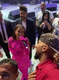 شاهد بالصورة والفيديو.. الفنانة الإماراتية “بلقيس” تنزل من المسرح الذي كانت تغني فيه من أجل شاب سوداني وتقف بجانبه وتغازله (انت قلبي) والأخير يتجاوب معها بضحكات “الخجل”