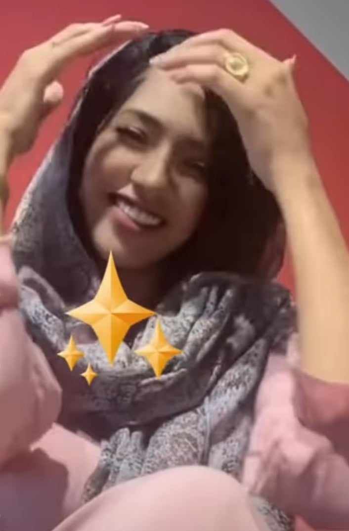 شاهد بالصورة والفيديو.. حسناء سودانية فائقة الجمال تخطف قلوب المتابعين بعد ظهورها وهي تتفاعل وتتمايل مع أغاني “الربابة”