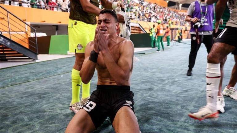 مصطفى محمد ينجو من البطاقة الصفراء بعد احتفاله بخلع القميص.. وهذا موقف "الكاف"
