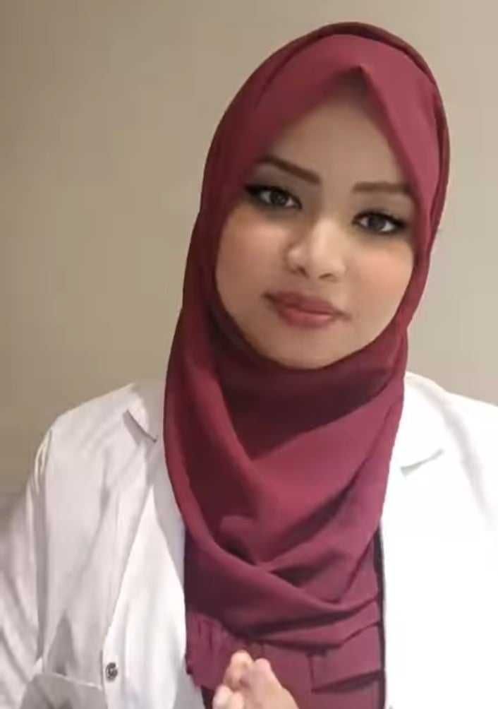 بالصورة والفيديو.. طبيبة سودانية حسناء تشرح للدكاترة الذين دخلوا مصر بطريقة غير شرعية الخطوات الصحيحة التي يجب عليهم فعلها للحصول على الإمتياز ومزاولة الدراسة بالقاهرة