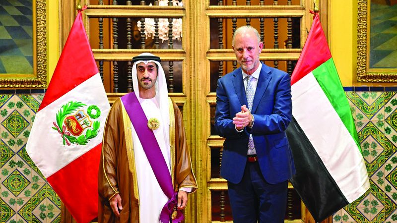 الامارات | رئيسة بيرو تمنح سفير الإمارات وسام «شمس بيرو»