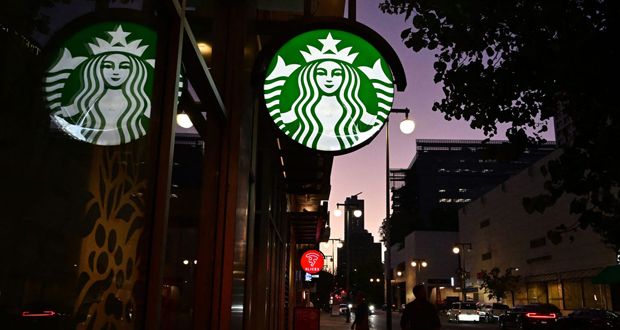 بعد تضررها من المقاطعة.. هل أطلقت “ستاربكس” كوبًا بشعار البطيخ؟
